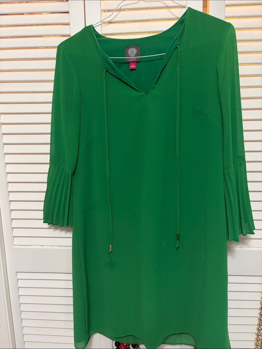 Vince Camuto Emerald Green V-Neck Midi Dress with Pleated Sleeves